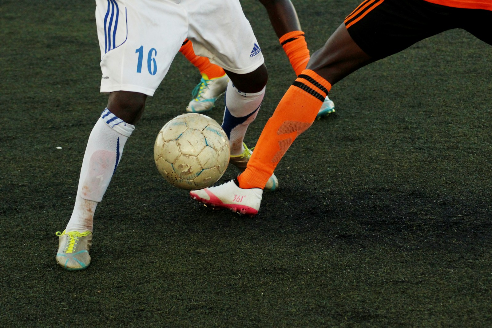 Knæstøtte og Knæbind i Fodbold: En Guide til Sundhed og Præstation